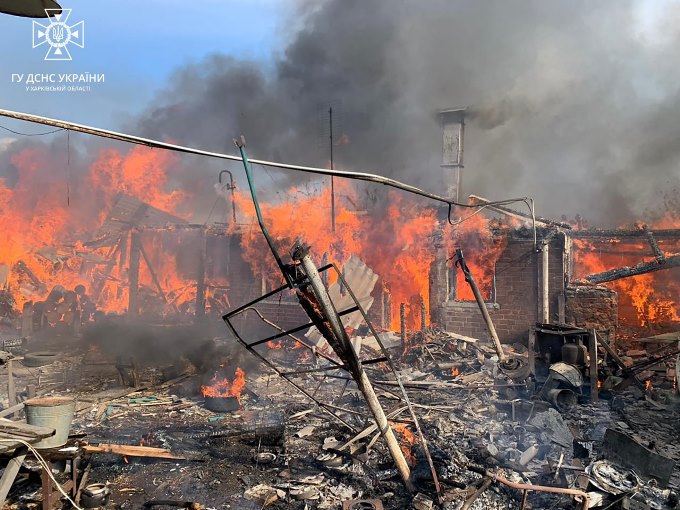 пожежа після обстрілів спалахнула у місті Вовчанськ Чугуївського району
