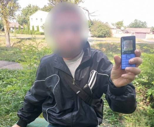 Новини Харкова: крадій металолому забрав у сплячого в парку чоловіка телефон
