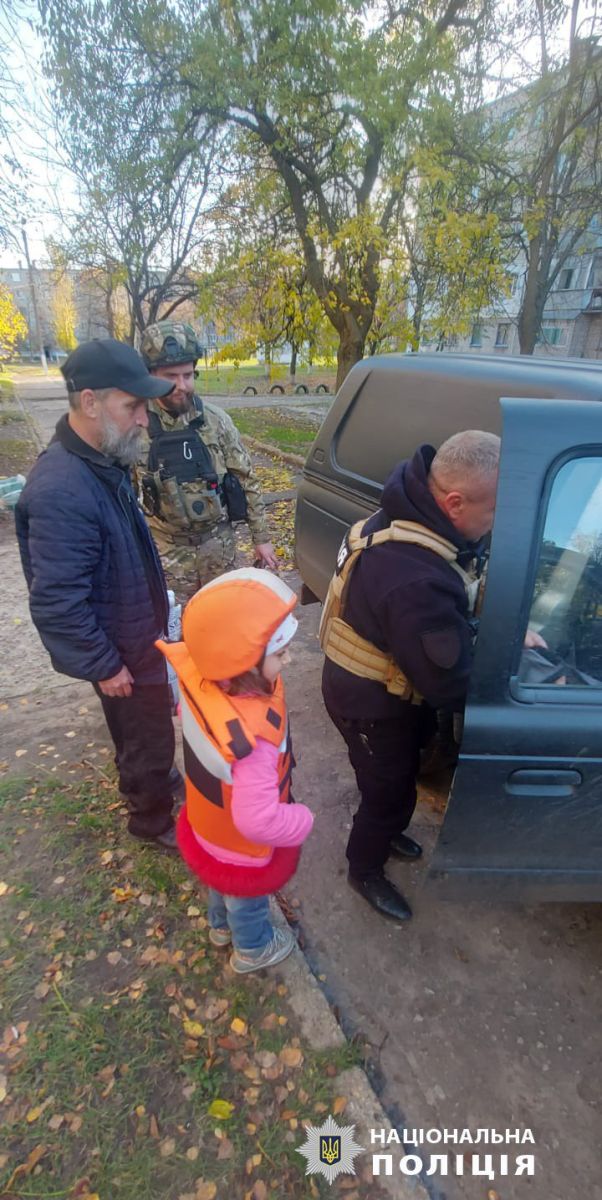Евакуювали десятки дорослих та дітей з-під обстрілів на Харківщині правоохоронці та волонтери