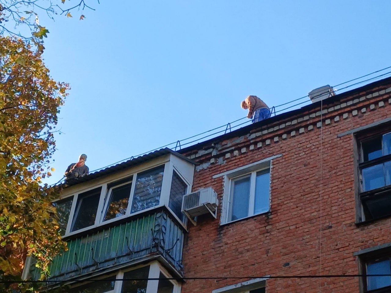 Ремонтують дахи будинків на Холодній горі комунальники. Новини Харкова