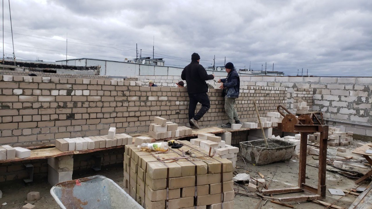 Ремонтують дахи будинків на Холодній горі комунальники. Новини Харкова