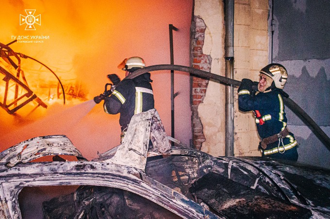 Рятувальники Харкова ліквідували масштабну пожежу після удару безпілотників