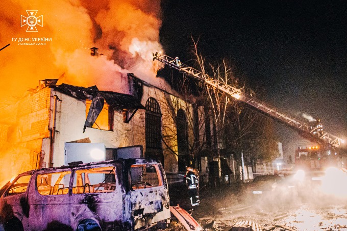 Рятувальники Харкова ліквідували масштабну пожежу після удару безпілотників