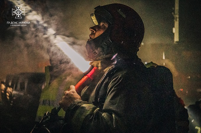 Рятувальники Харкова ліквідували масштабну пожежу після удару безпілотників