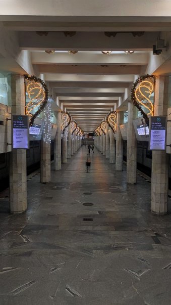 На станціях Харківського метрополітену з'являються новорічні прикраси