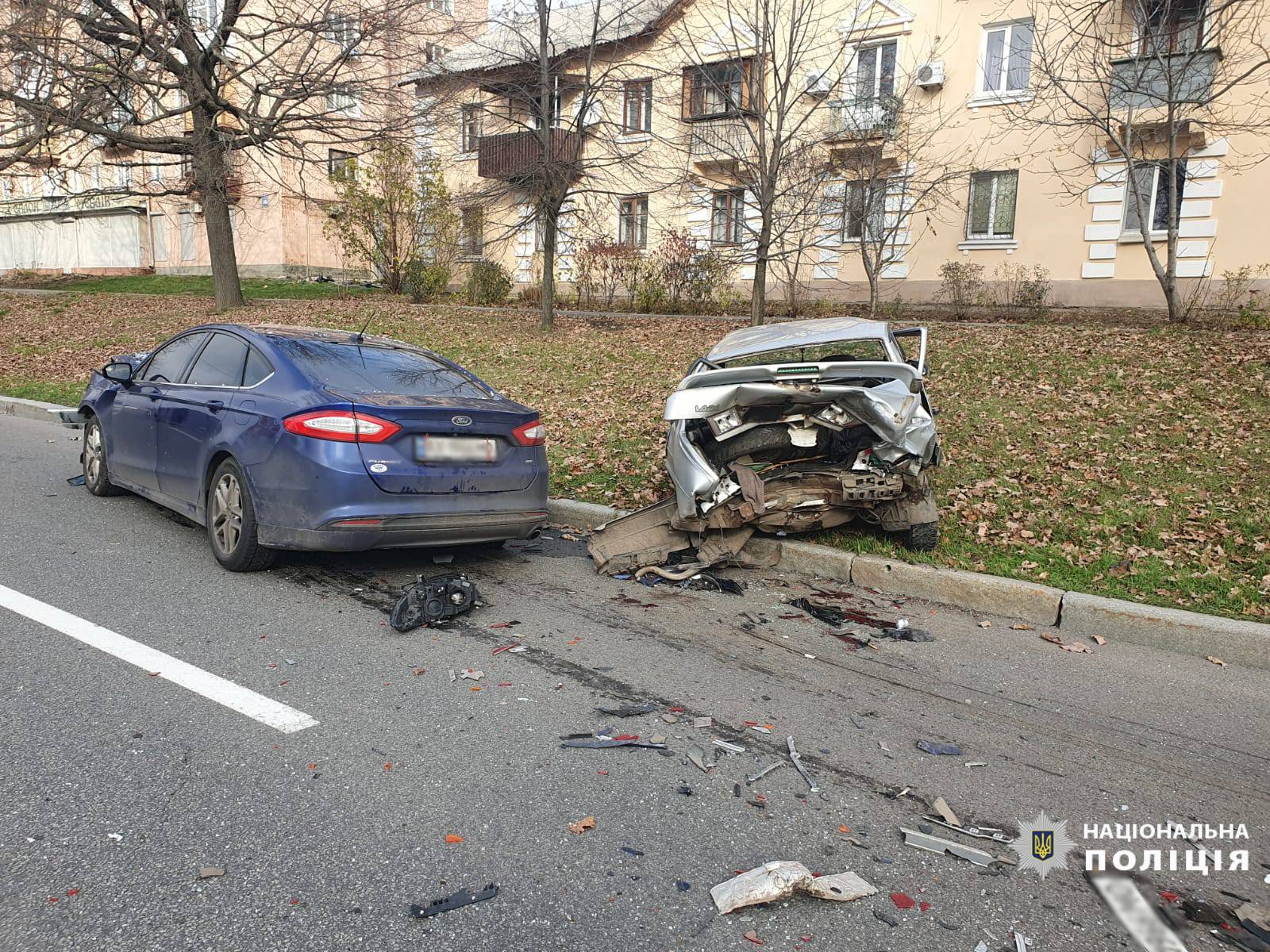 Зіткнення автомобілів «Ford» та «ВАЗ» сталося 10 листопада у Харкові
