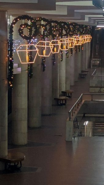 Новорічними прикрасами оздоблено станцію Університет