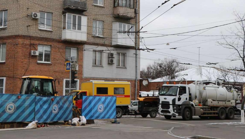 Новини Харкова: на вулиці Малиновського відновлюють аварійну ділянку колектора