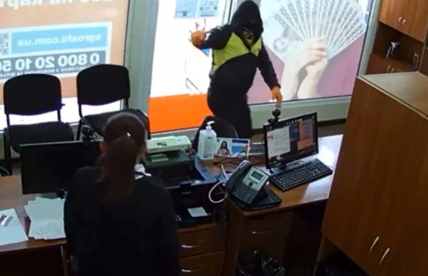 Харківська поліція затримала зловмисника за розбійний напад на фінансову установу