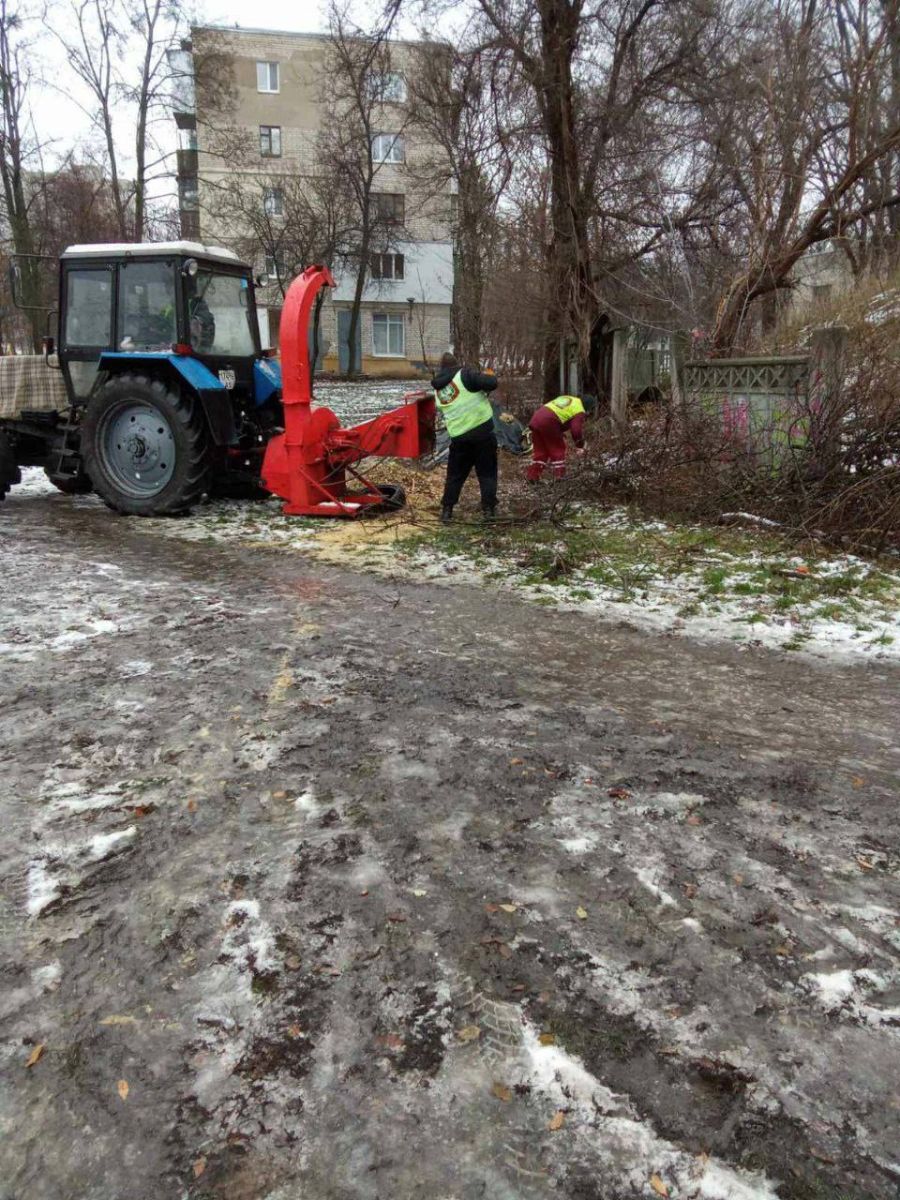 Комунальні служби усувають наслідки шквального вітру та снігопаду в Харкові