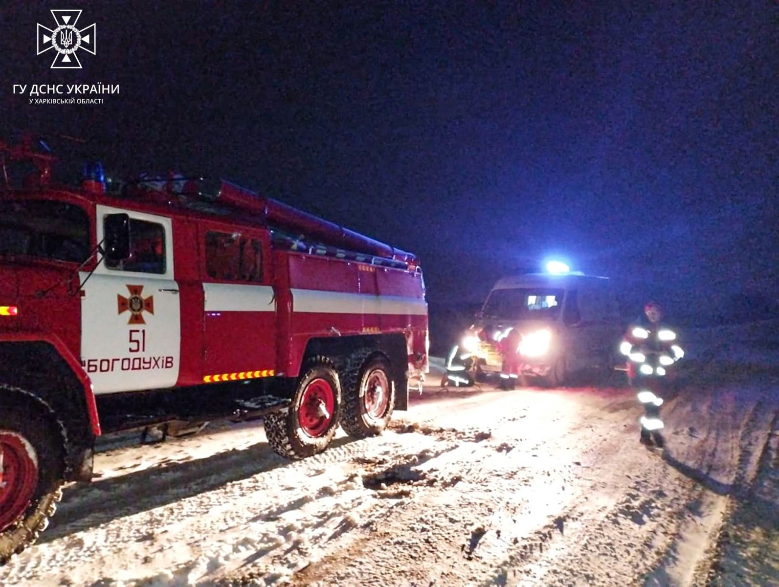 У Богодухівському районі рятувальники ДСНС відбуксували автомобіль швидкої зі снігового замету.