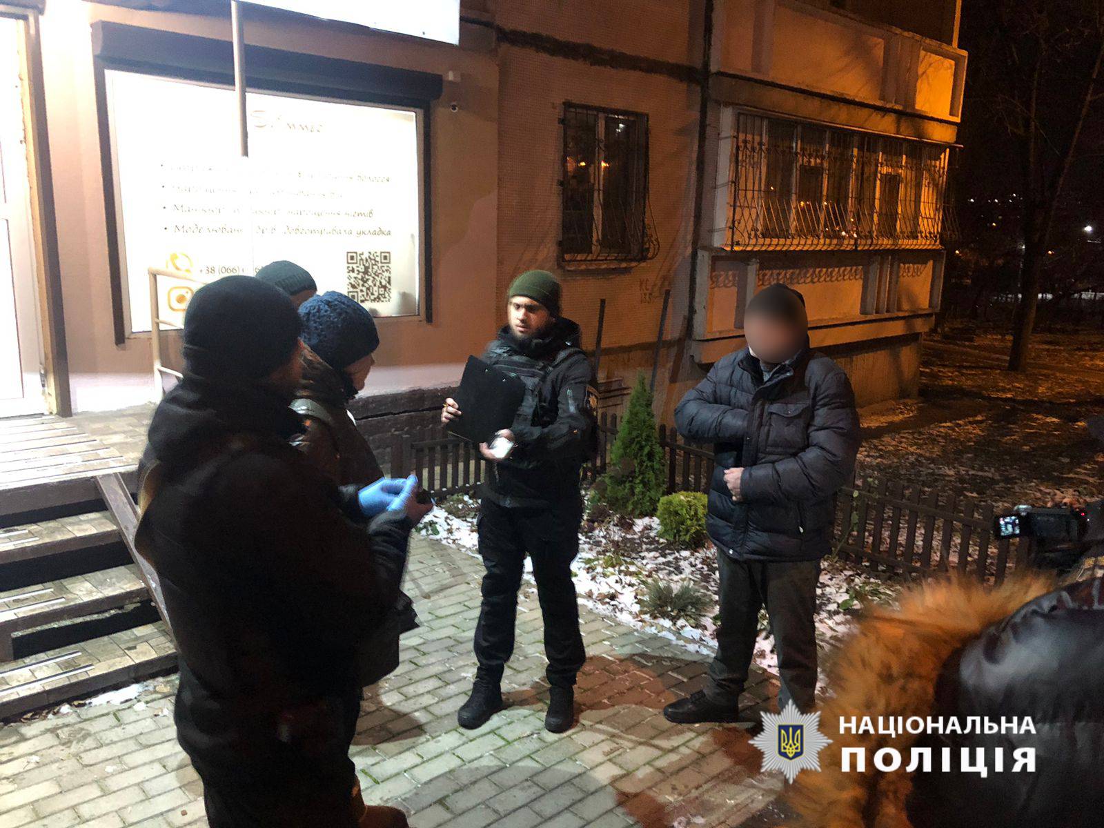 У Харкові поліцейські затримали двох чоловіків за скоєння кишенькової крадіжки у громадському транспорті