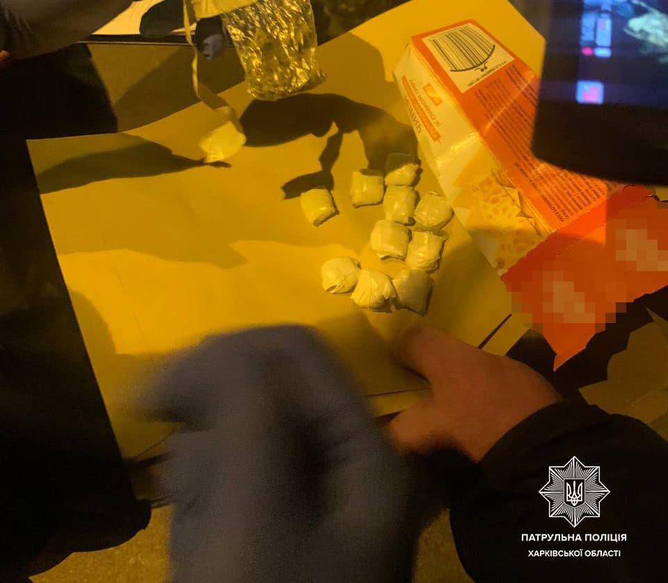 У Харкові на вулиці Валентинівській патрульні затримали ймовірного збувача наркотиків