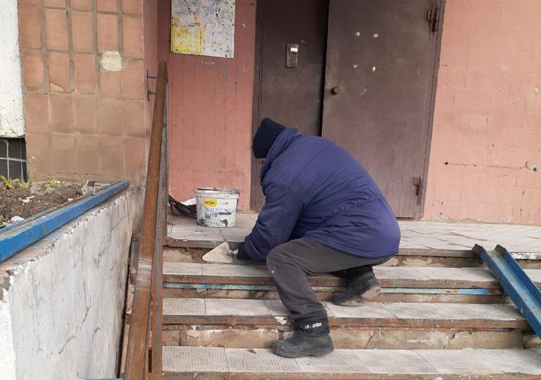 Ремонтують будинки комунальники Харкова