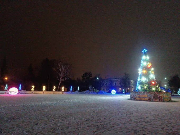 на центральній площі Чугуєва встановили ялинку