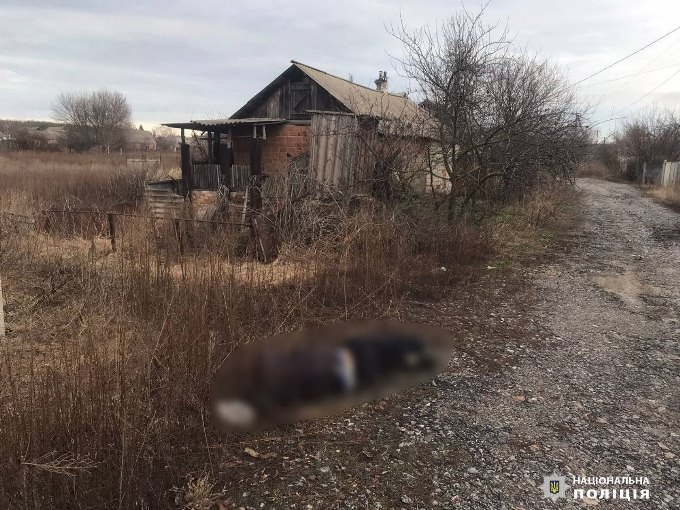 На Харківщині поліція встановлює особу чоловіка, який загинув в смт Дворічна під час обстрілу