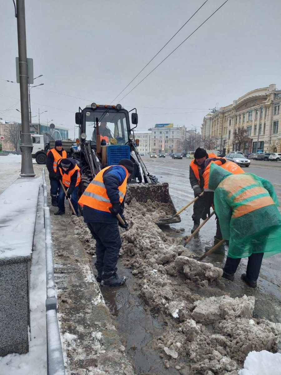 Новини Харкова: комунальники прибирають сніг