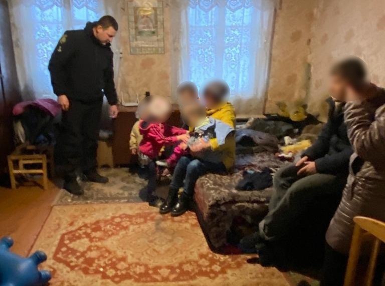 Вилучили маленьких дітей, які проживали у бруді та холоді з родини на Харківщині