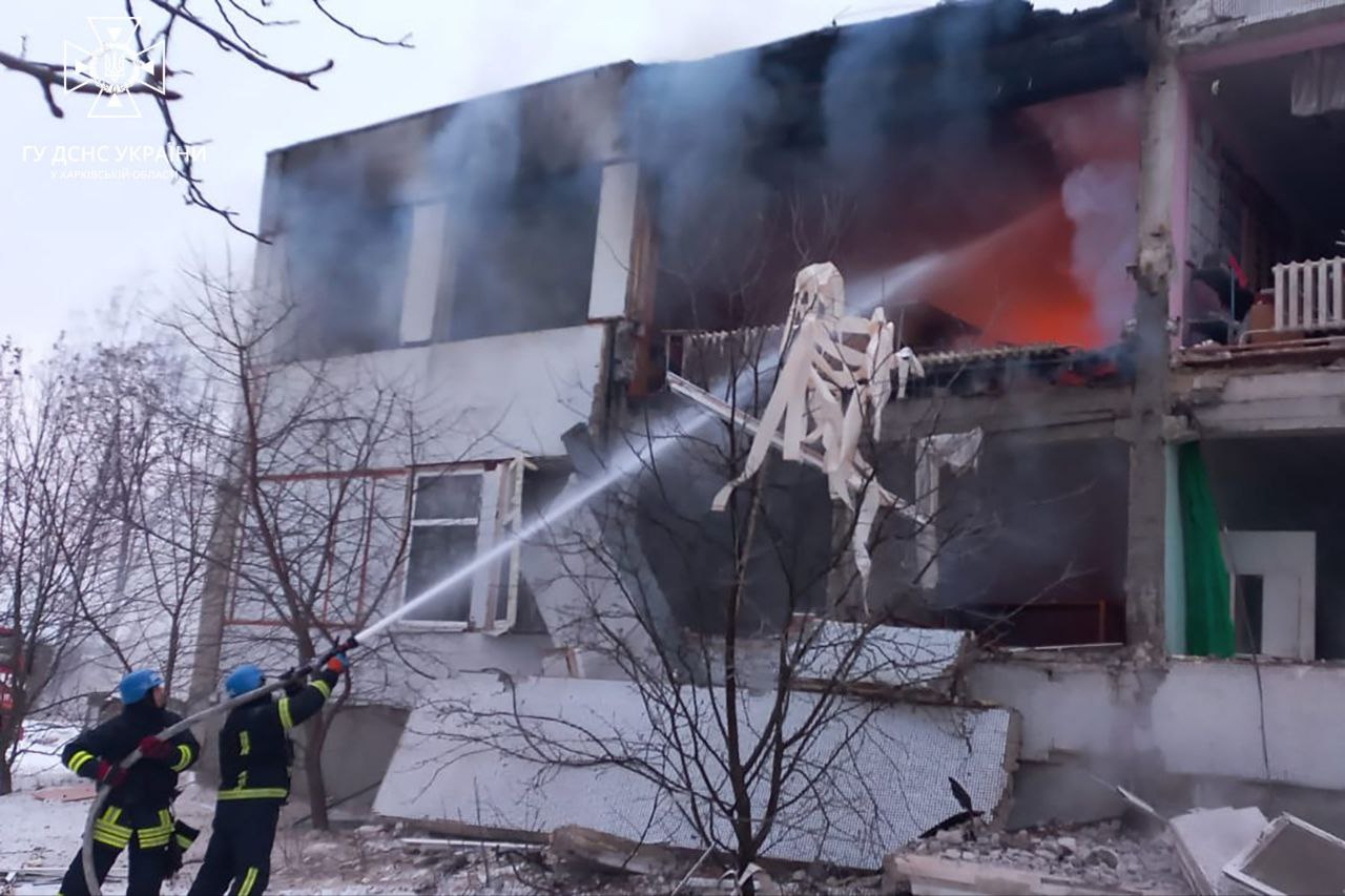 Обстріл Харківщини: Загасили пожежу у обстріляному навчальному закладі рятувальники