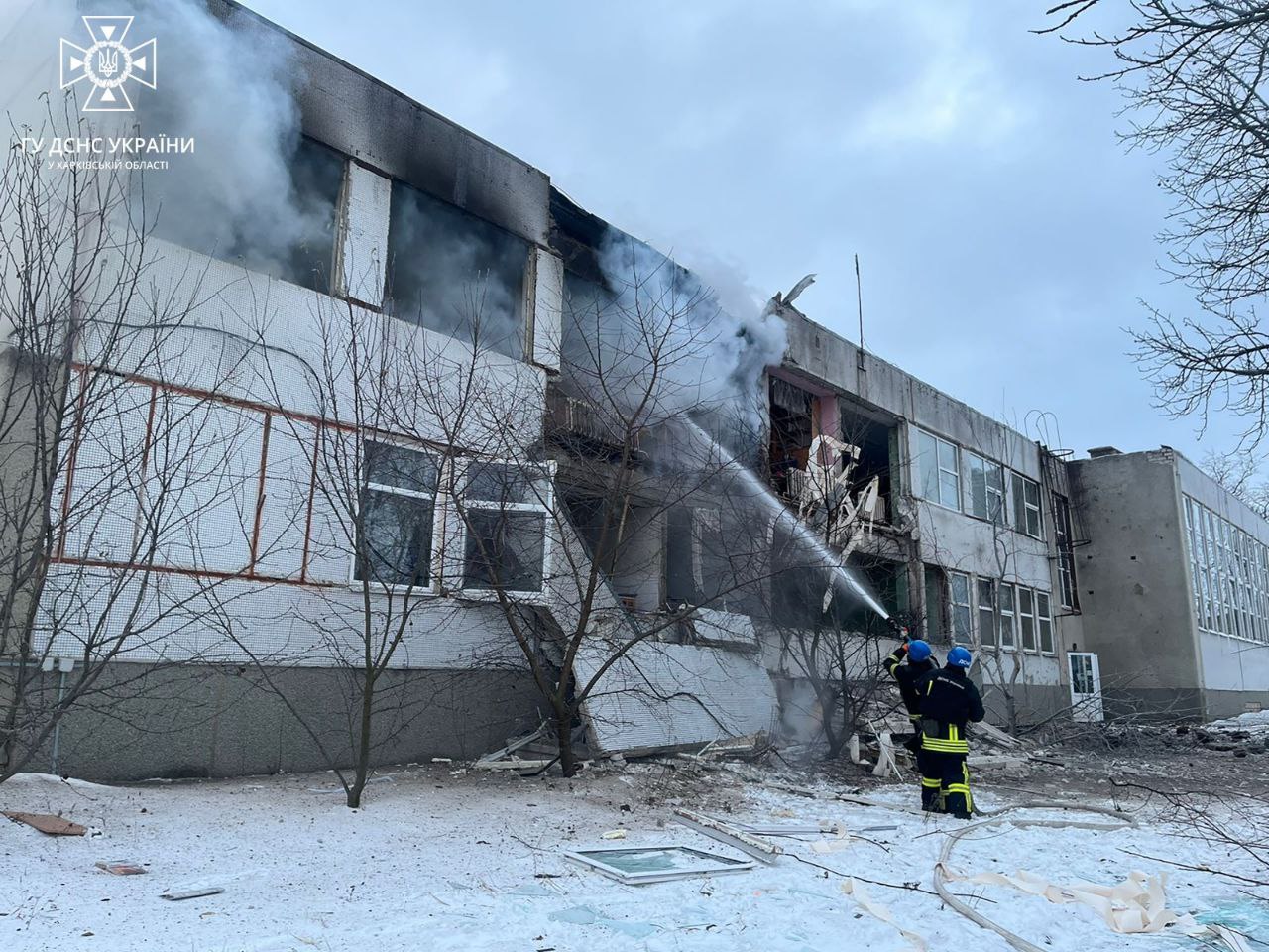 Обстріл Харківщини: Загасили пожежу у обстріляному навчальному закладі рятувальники