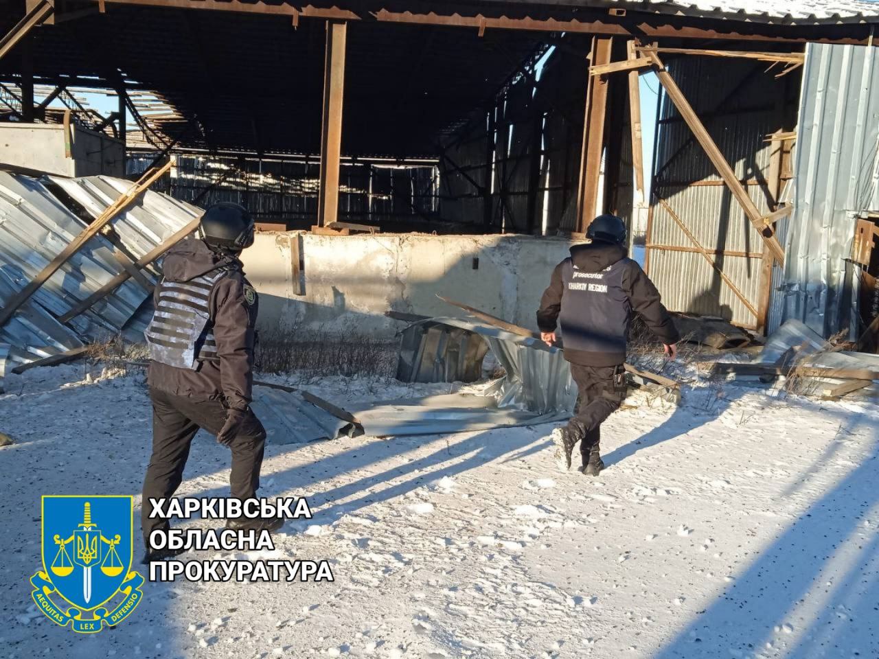 Пошкодив приватні будівлі та склад  авіабомбами ворог на Харківщині