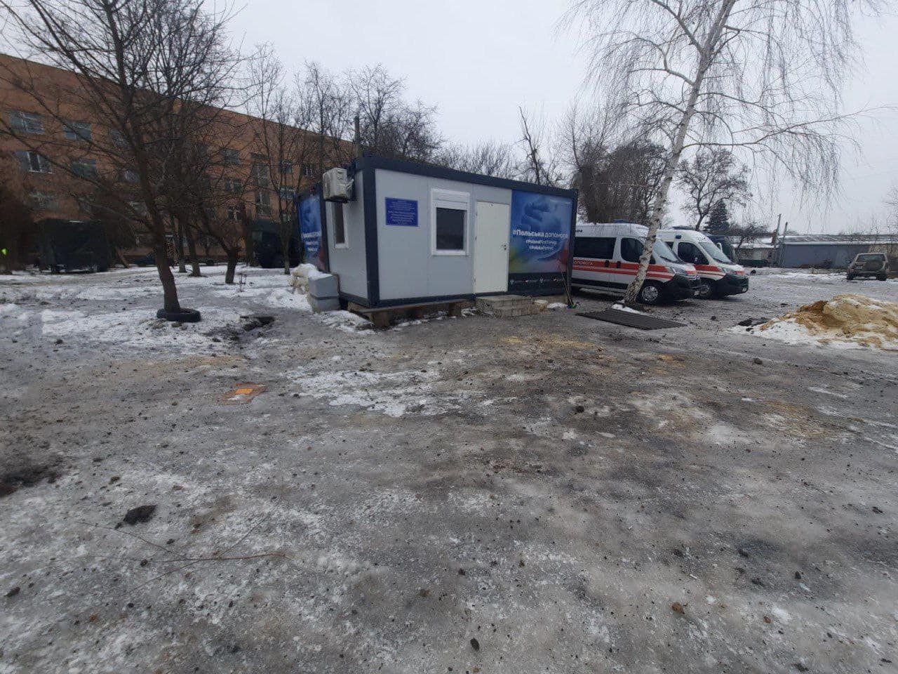 Наслідки обстрілу пункту невідкладної медичної допомоги у смт Борова