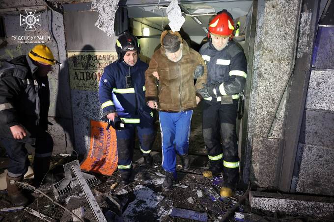 У Харкові рятувальники ліквідували наслідки вечірніх ворожих ракетних ударів