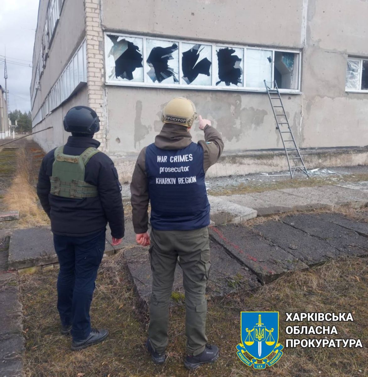 Постраждала старенька жінка під час ударів по Харківщині: фото наслідків