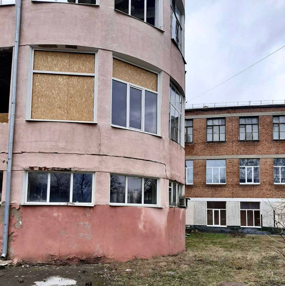 Закрили всі вікна у пошкоджених навчальних закладах ремонтники: Новини Харкова