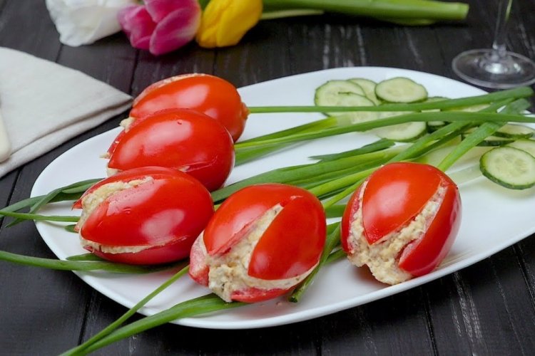 Як приготувати закуску Тюльпани з помідорів