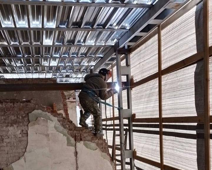 Відновляють постраждалий будинок комунальники у Харкові