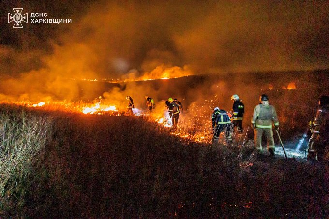 Біля села під Харковом рятувальники 13 годин гасили 7 гектарів пожежі