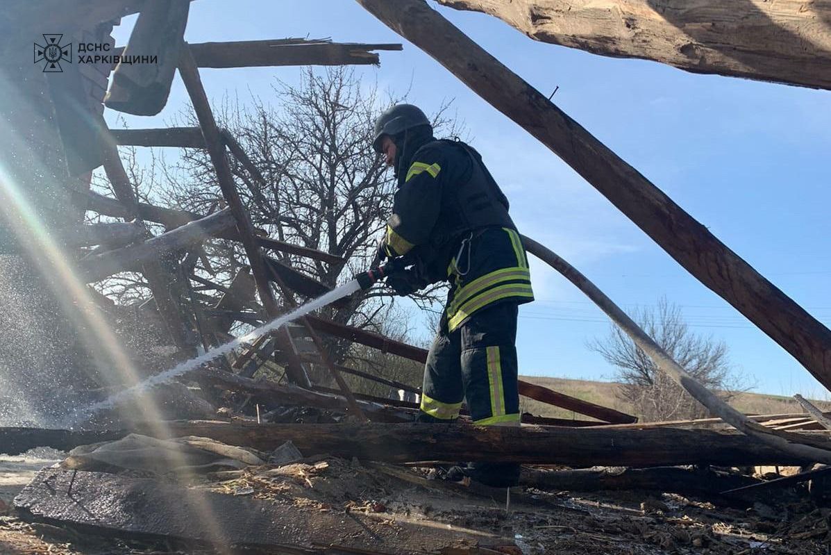 Спалахнула пожежа у будинку та поранено людину через обстріл міста на Харківщині