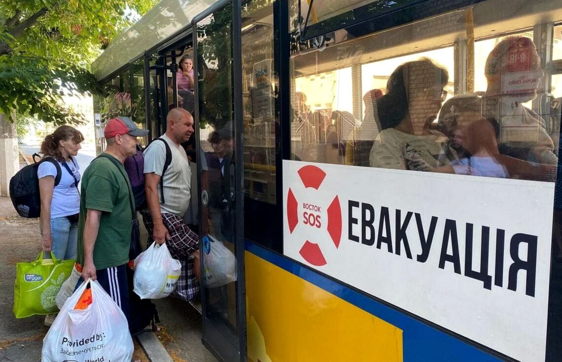 Евакуюють примусово родини з півсотні прифронтових селищ на Харківщині