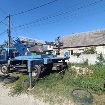 ліквідують наслідки ракетного удару