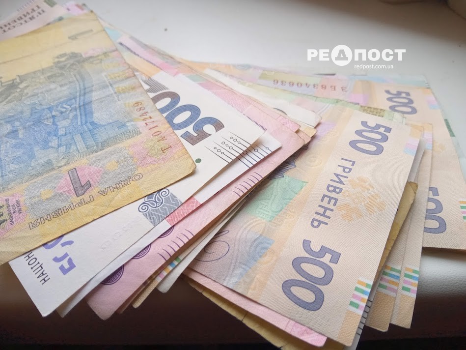 Можуть блокувати перекази на картки українські банки: як довго та чому саме