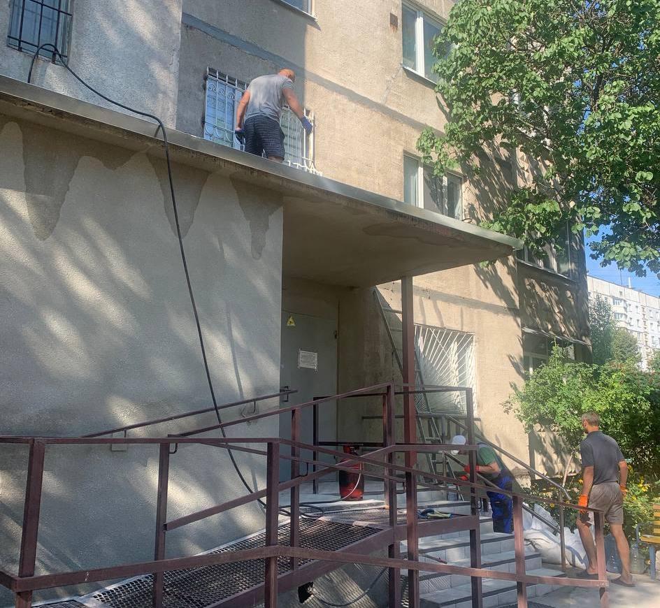 Наводять лад у будинках харківські комунальники