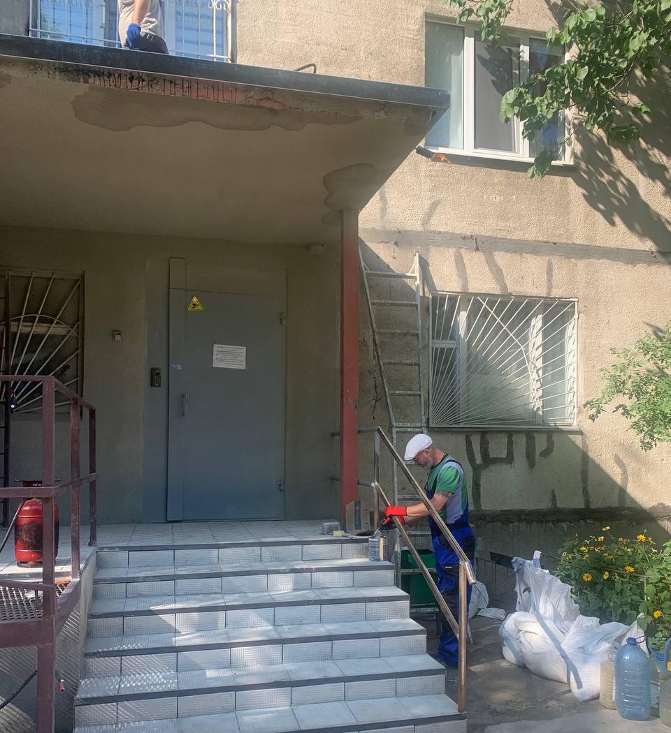 Наводять лад у будинках харківські комунальники
