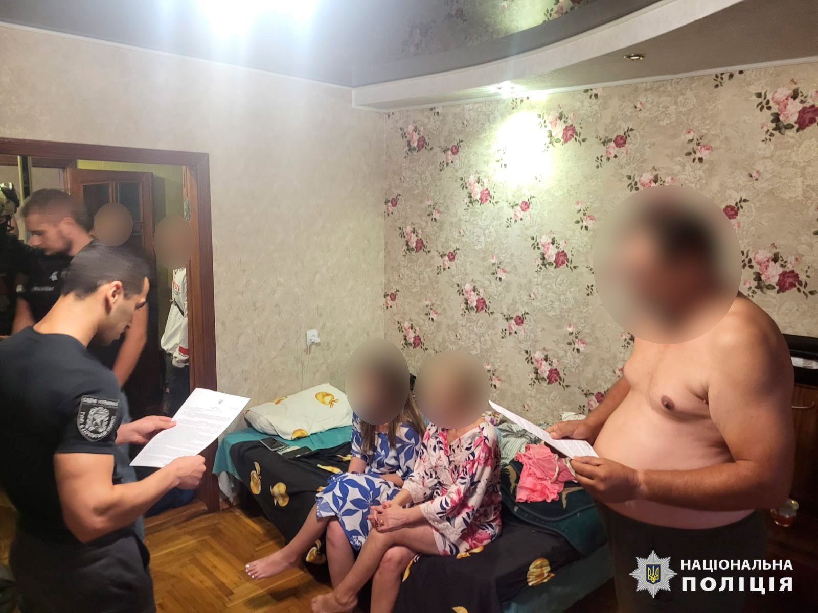 Харківські слідчі повідомили чоловіку про підозру у сутенерстві
