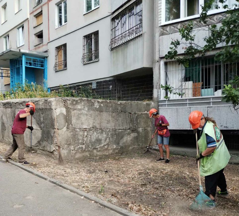 Усувають наслідки прильоту комунальники Харкова