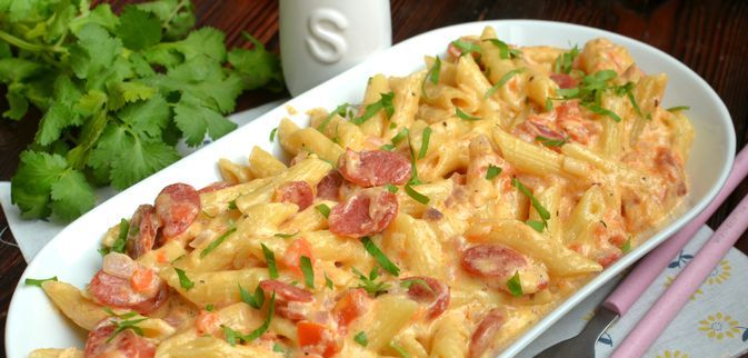 Як приготувати макарони з копченими ковбасками у томатно-вершковому соусі