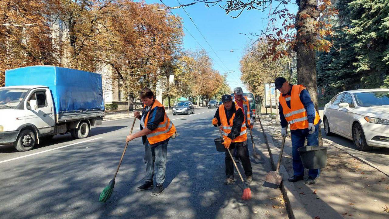 Зберегти автівки містян допомогли дорожники міста, віднов покриття на низці вулиць: Новини Харкова