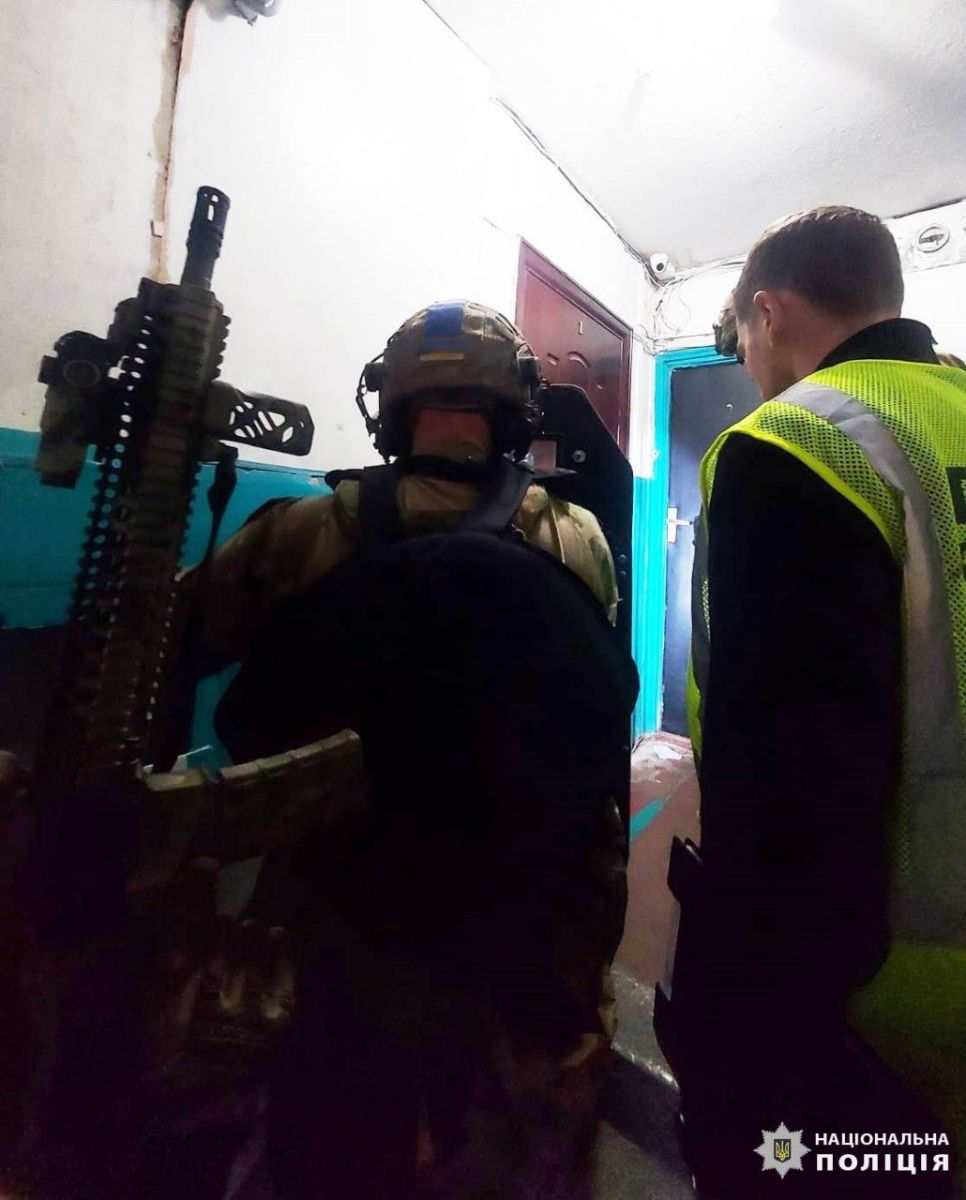 Погарбували літню жінку, увірвавшись до будинку, розбійників затримано: Новини Харкова