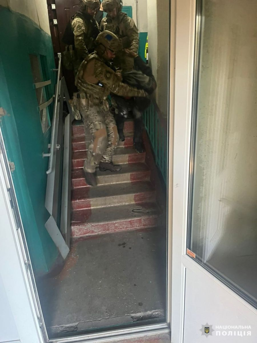 Погарбували літню жінку, увірвавшись до будинку, розбійників затримано: Новини Харкова
