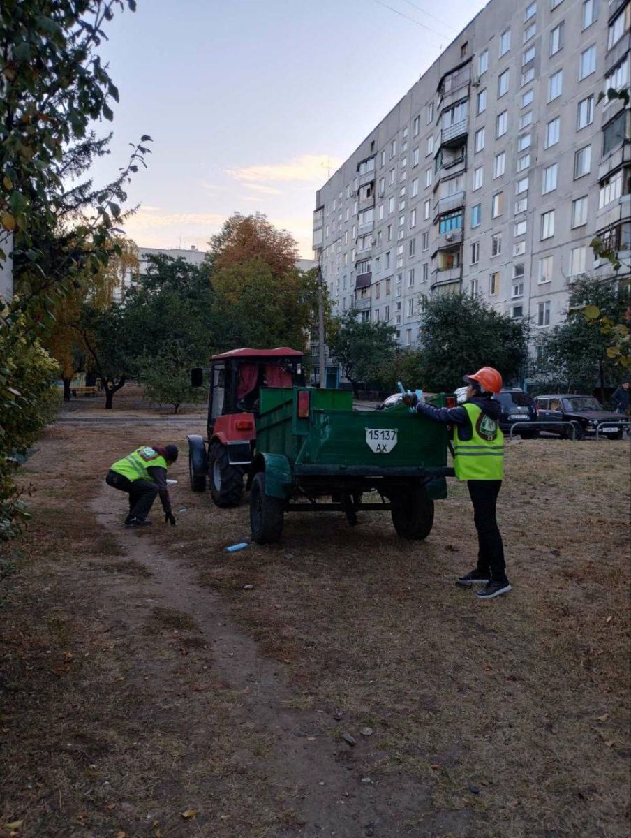 Комунальники Харкова усувають наслідки авіаобстрілу у Київському районі