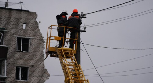 У постраждалому від обстрілів місті Харківщини реконструюють електромережу