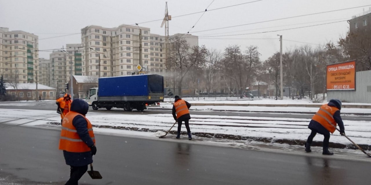 У Холодногірському районі Харкова прибирали сніг (фото)