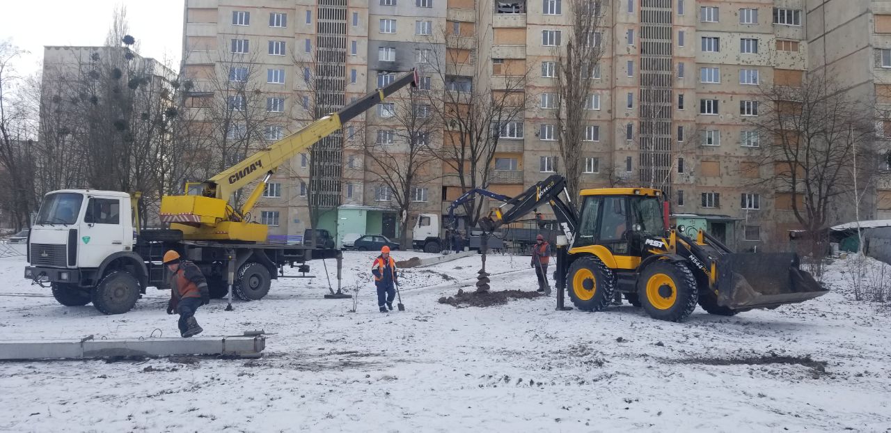 Завершують відновлення пошкодженого освітлення на Північній Салтівці ремонтники: Новини Харкова