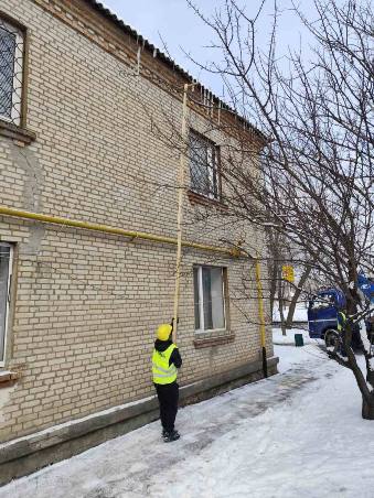 Комунальники Харкова очистили покрівлі від бурульок