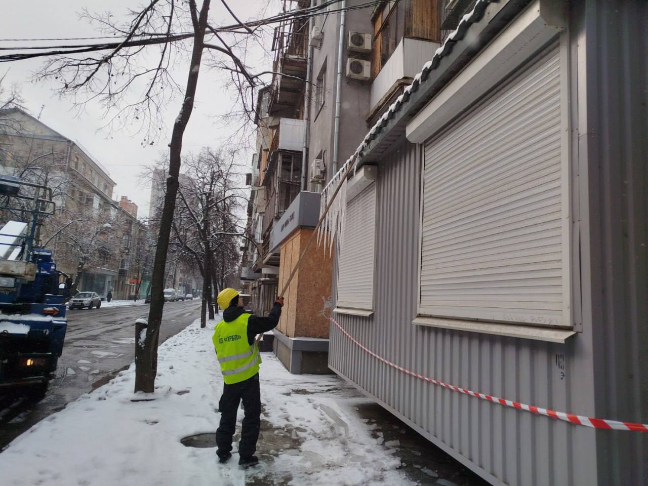 Комунальники Харкова очистили покрівлі від бурульок